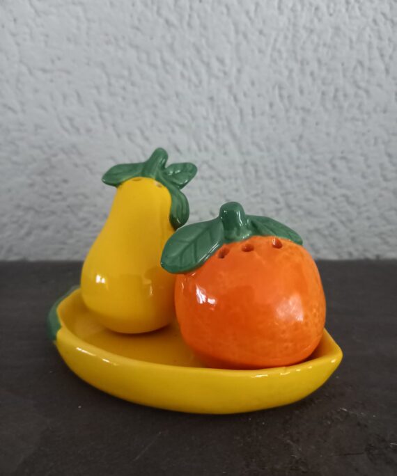 Fleurig peper- en zoutstel, fruit, steen