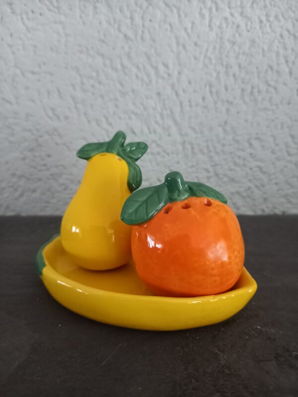 Fleurig peper- en zoutstel, fruit, steen